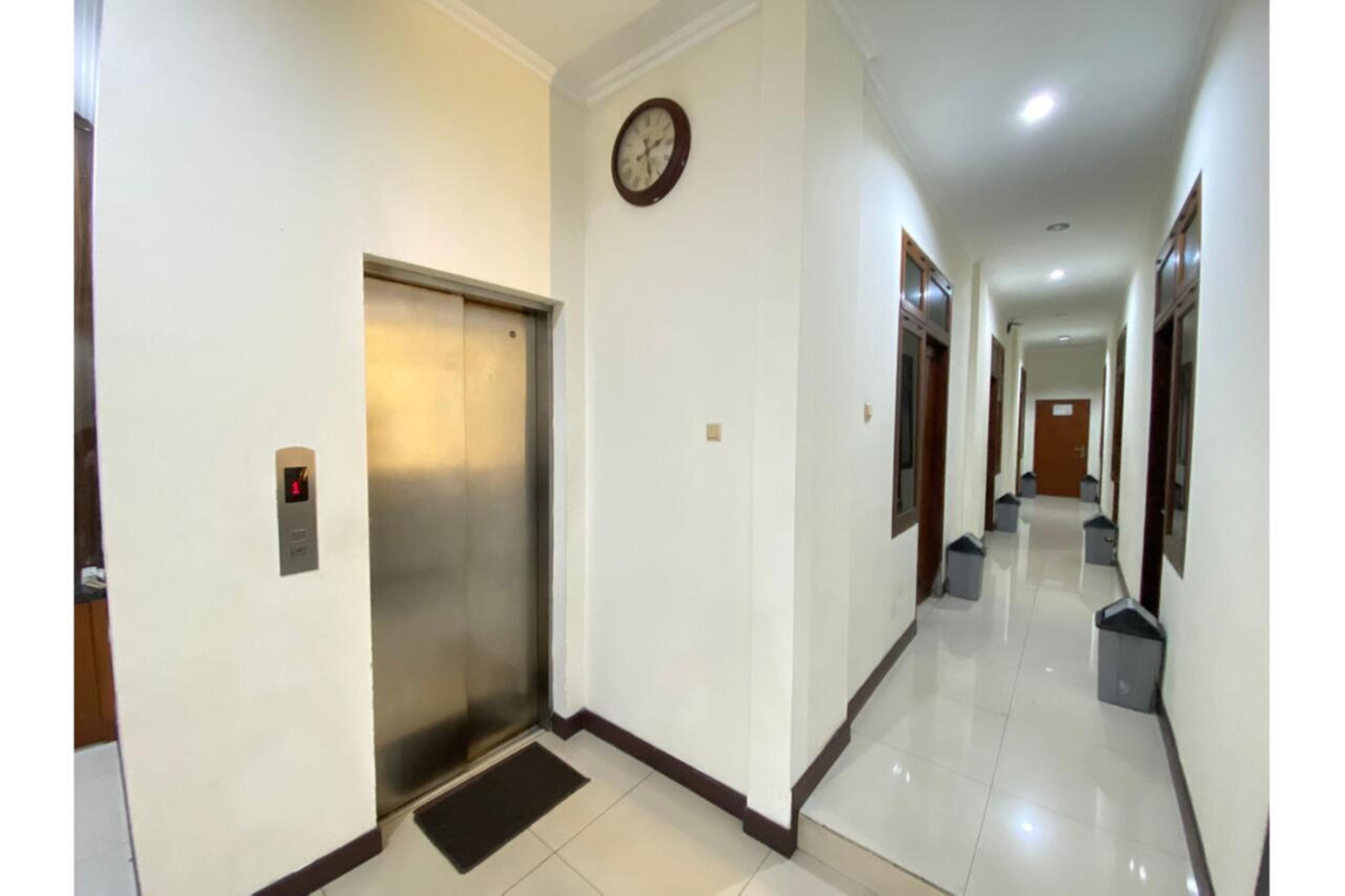 Отель Oyo 2357 Syariah Grand Raudhah Джакарта Экстерьер фото