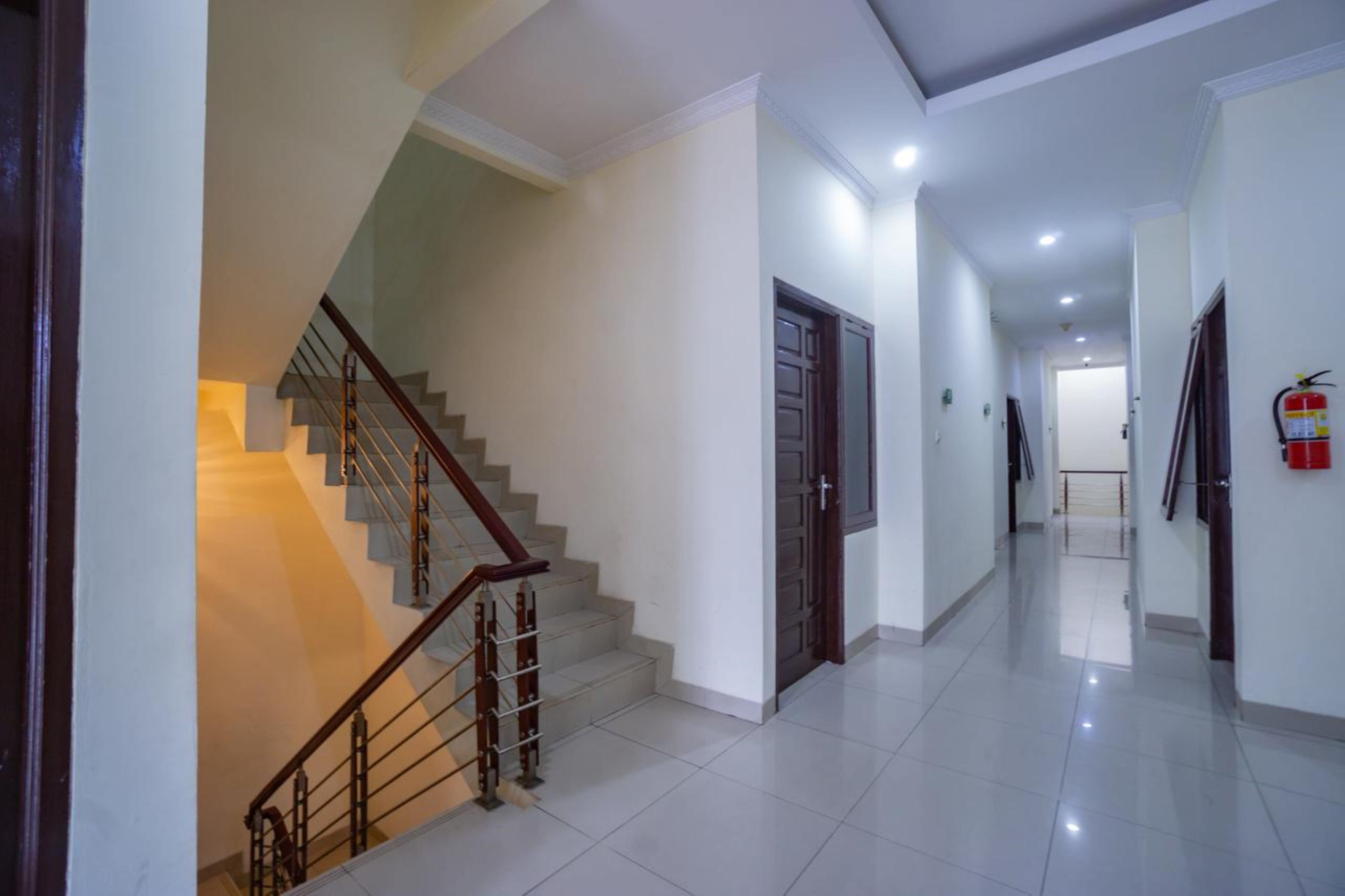 Отель Oyo 2357 Syariah Grand Raudhah Джакарта Экстерьер фото